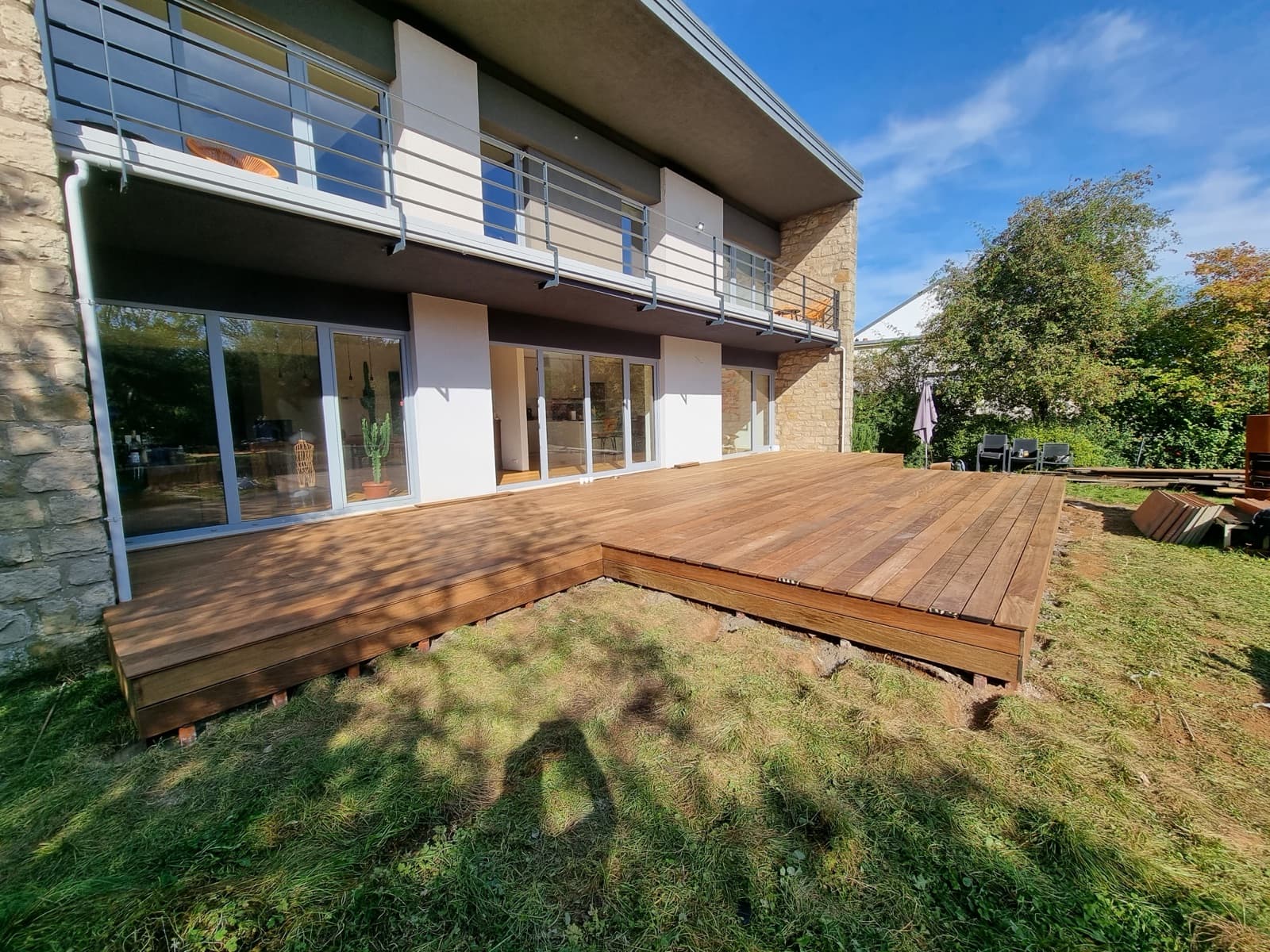 Terrasse en bois exotique posée à l'arrière d'une habitation par Green Space